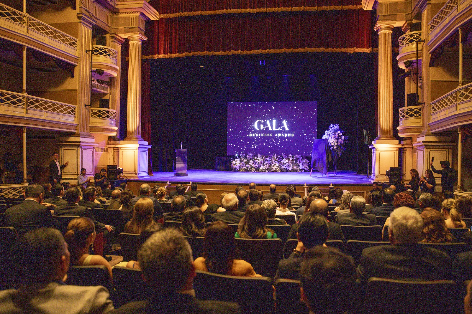 Lí더 엠프레사리알 및 02X, 제7회 비즈니스 어워드 갈라에서 경제 발전 리더들 시상